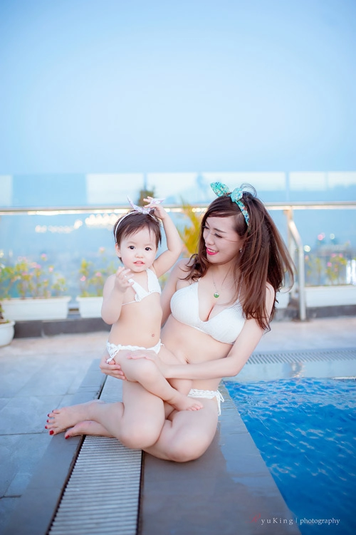 Hotgirl 9x diện bikini đôi cùng con gái khoe eo 60cm bé xíu - 8