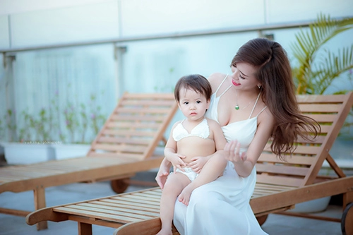 Hotgirl 9x diện bikini đôi cùng con gái khoe eo 60cm bé xíu - 13
