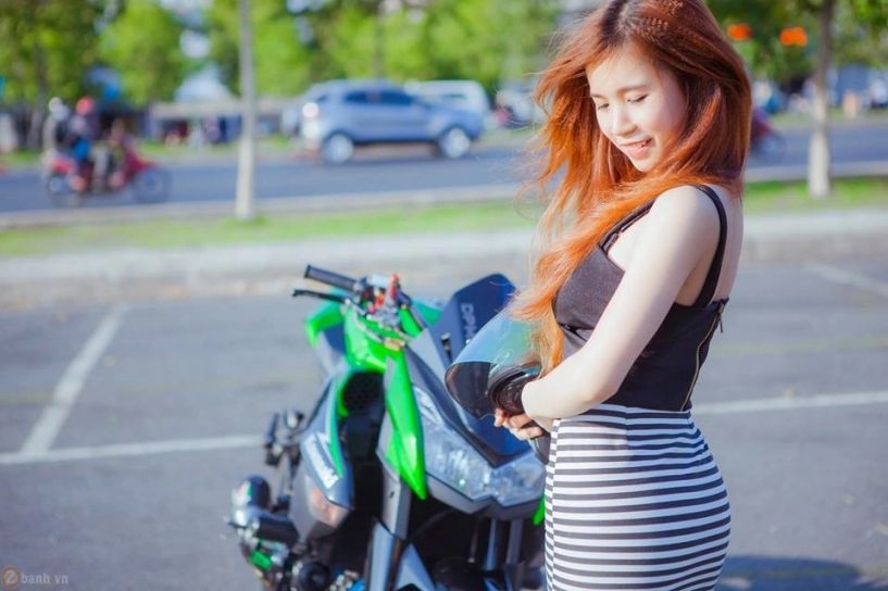 Kawasaki z1000 hầm hố bên cạnh mẫu teen xinh đẹp - 2