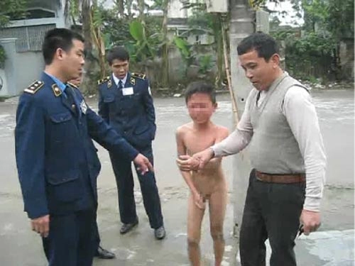 Nhức nhối những vụ cha mẹ đánh con - 3