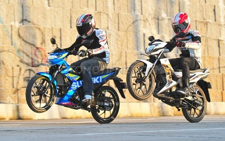 So sánh suzuki satria f150 fi và honda sonic 150r về khả năng tăng tốc - 1