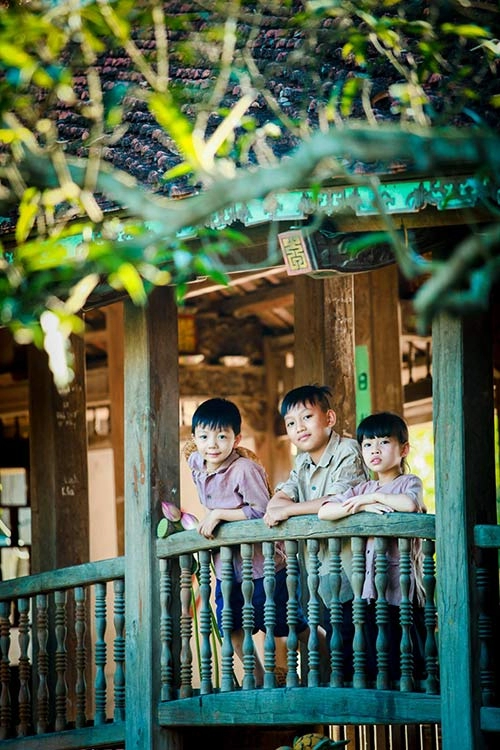 Vẻ đẹp trong trẻo của bé gái hà thành bên sen đầu mùa - 3