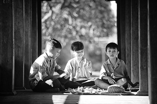 Vẻ đẹp trong trẻo của bé gái hà thành bên sen đầu mùa - 5