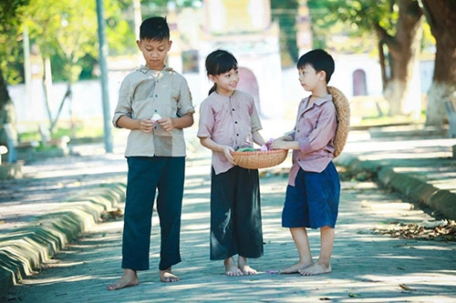 Vẻ đẹp trong trẻo của bé gái hà thành bên sen đầu mùa - 8