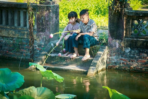 Vẻ đẹp trong trẻo của bé gái hà thành bên sen đầu mùa - 9