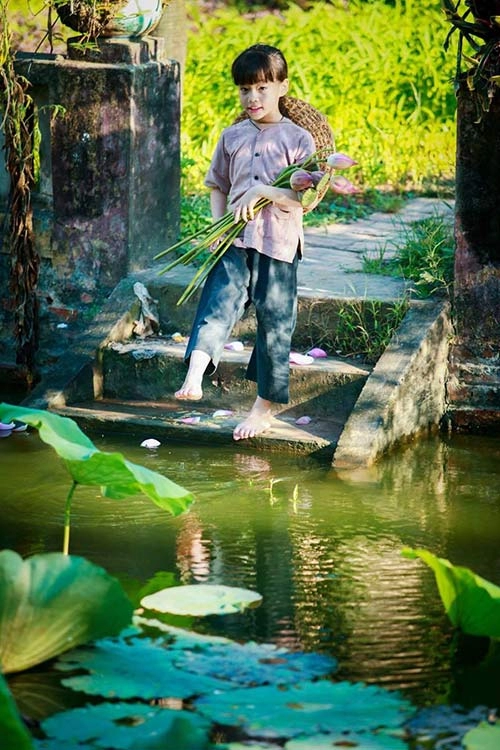Vẻ đẹp trong trẻo của bé gái hà thành bên sen đầu mùa - 10