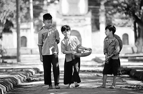 Vẻ đẹp trong trẻo của bé gái hà thành bên sen đầu mùa - 11