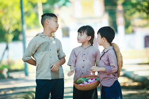 Vẻ đẹp trong trẻo của bé gái hà thành bên sen đầu mùa - 14