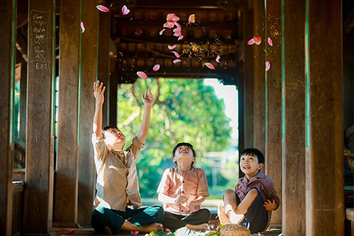 Vẻ đẹp trong trẻo của bé gái hà thành bên sen đầu mùa - 15