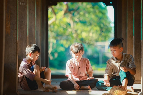 Vẻ đẹp trong trẻo của bé gái hà thành bên sen đầu mùa - 16