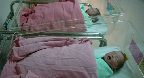 4 bà mẹ thánh ngoại tình vẫn bị lộ vì hai con song sinh khác bố - 2