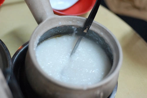 Bé sơ sinh suýt mất mạng vì cách nấu cháo các bà các mẹ hay làm - 1