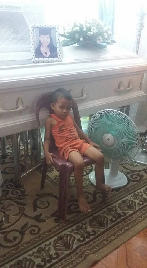 Hình ảnh bé trai bơ vơ ôm quan tài mẹ khiến triệu trái tim quặn đau - 4