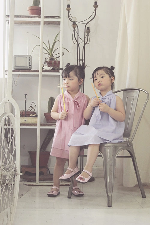Ngắm hai cô nàng song sinh lũn chũn mặc váy hè tuyệt xinh - 4