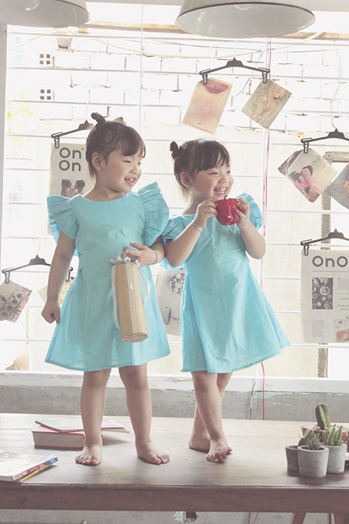Ngắm hai cô nàng song sinh lũn chũn mặc váy hè tuyệt xinh - 6