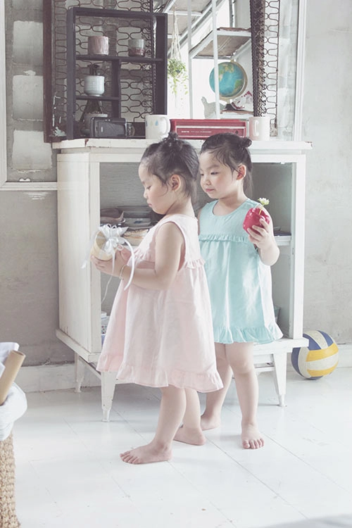 Ngắm hai cô nàng song sinh lũn chũn mặc váy hè tuyệt xinh - 8