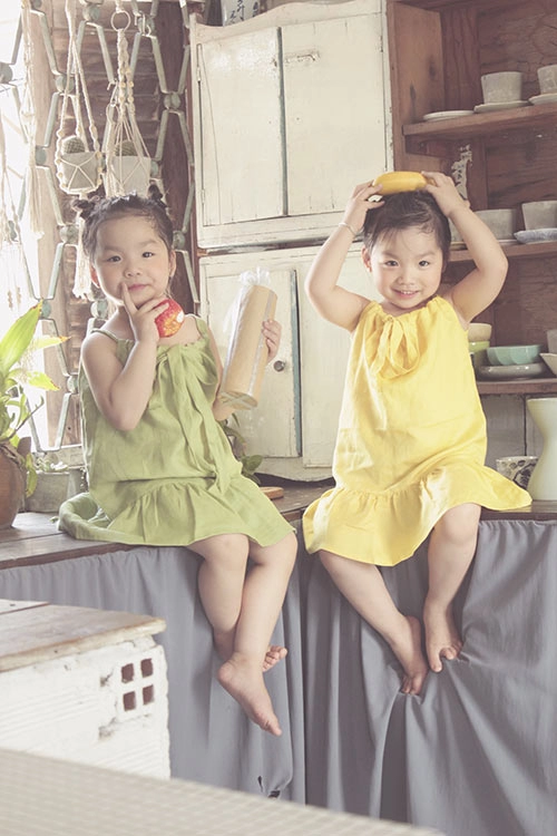 Ngắm hai cô nàng song sinh lũn chũn mặc váy hè tuyệt xinh - 11