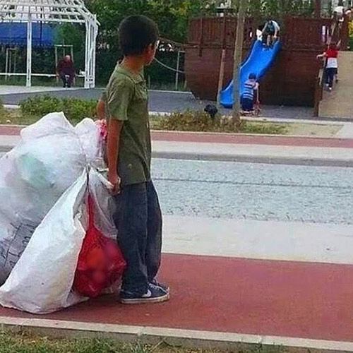 Những bức hình trẻ em khiến triệu người nhói lòng vì 1 cuộc đời 2 số phận - 11