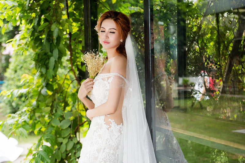 Á hậu thanh hoài thay 4 mẫu váy cưới bên mỹ nam ngoại quốc - 5