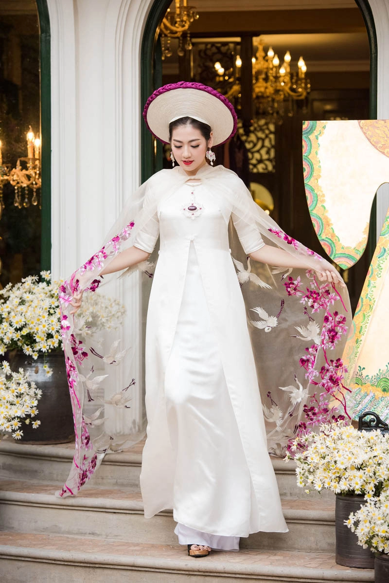 Á hậu tú anh đẹp mê hồn sau sự cố trên sóng truyền hình - 1