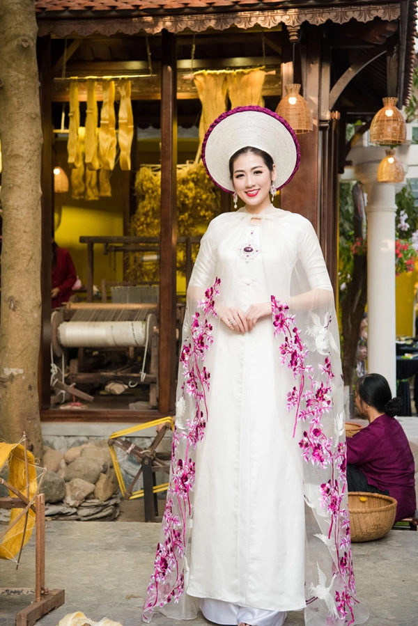 Á hậu tú anh đẹp mê hồn sau sự cố trên sóng truyền hình - 2