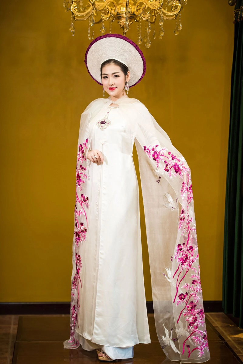 Á hậu tú anh đẹp mê hồn sau sự cố trên sóng truyền hình - 4