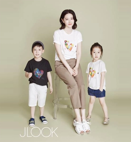 Lộ ảnh hiếm hoi vợ chồng lee young ae đưa các con đi chơi - 3