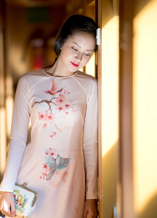 Những mẫu áo dài tết có sức mạnh diệu kỳ khiến mẹ và con gái trẻ như hai chị em - 2