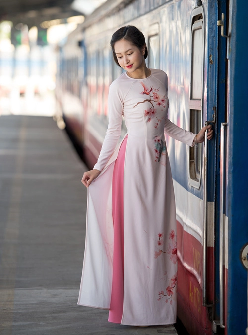 Những mẫu áo dài tết có sức mạnh diệu kỳ khiến mẹ và con gái trẻ như hai chị em - 3