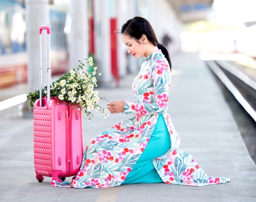 Những mẫu áo dài tết có sức mạnh diệu kỳ khiến mẹ và con gái trẻ như hai chị em - 5