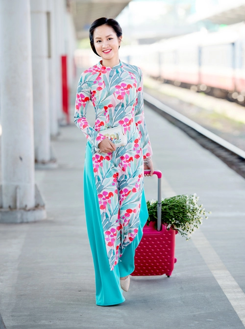 Những mẫu áo dài tết có sức mạnh diệu kỳ khiến mẹ và con gái trẻ như hai chị em - 7