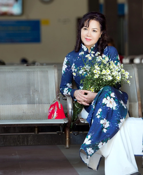 Những mẫu áo dài tết có sức mạnh diệu kỳ khiến mẹ và con gái trẻ như hai chị em - 12