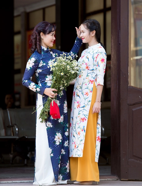 Những mẫu áo dài tết có sức mạnh diệu kỳ khiến mẹ và con gái trẻ như hai chị em - 13