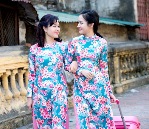 Những mẫu áo dài tết có sức mạnh diệu kỳ khiến mẹ và con gái trẻ như hai chị em - 14