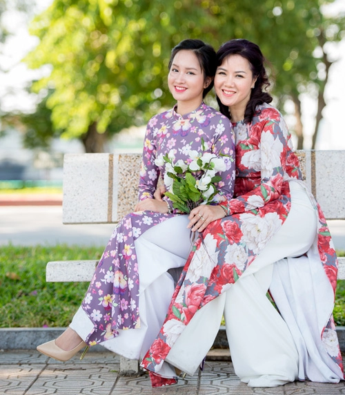 Những mẫu áo dài tết có sức mạnh diệu kỳ khiến mẹ và con gái trẻ như hai chị em - 18