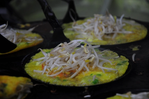 Ấm lòng bánh xèo những ngày mưa đà lạt
