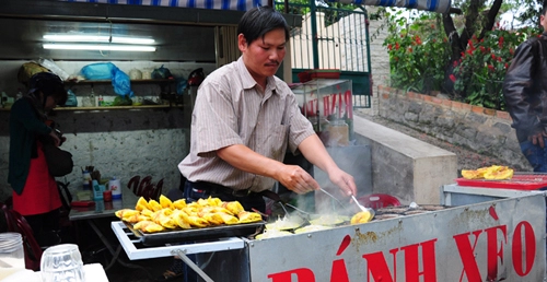 Ấm lòng bánh xèo những ngày mưa đà lạt