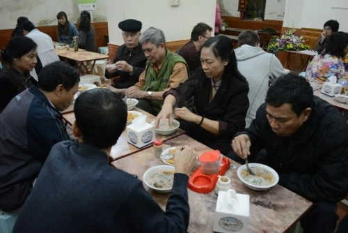 Ấm lòng cháo cá tích nghi ngày lạnh