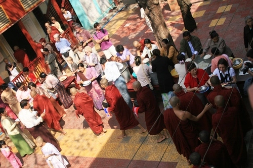 Ăn trưa cùng hơn 1000 nhà sư