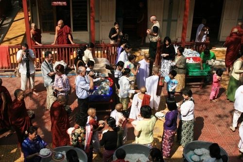 Ăn trưa cùng hơn 1000 nhà sư