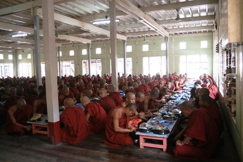 Ăn trưa cùng hơn 1000 nhà sư