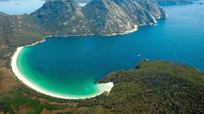 Bãi biển trăng lưỡi liềm tuyệt đẹp ở australia