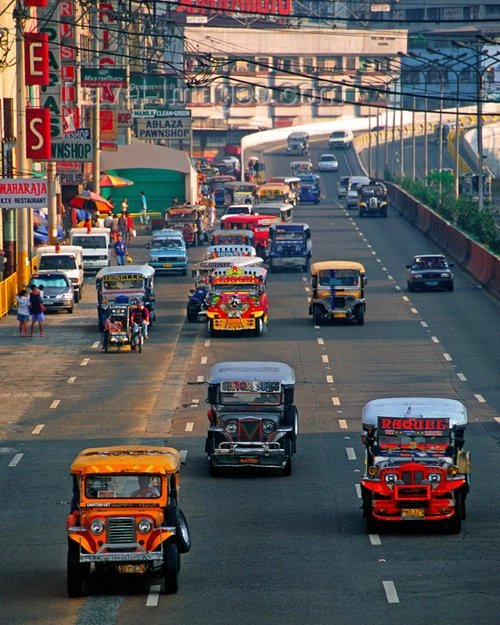 Cảm giác mạnh với xe buýt chế trên đường phố manila