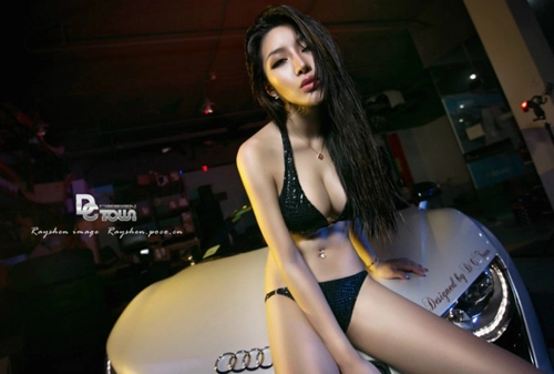 Chân dài khoe eo thon bên audi v10