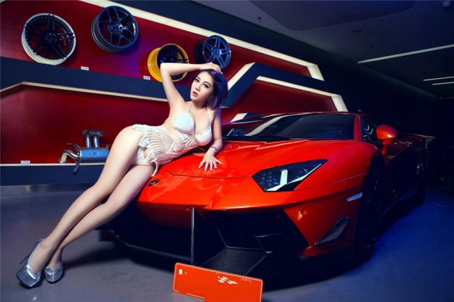 Chân dài sexy mặc áo lưới khoe thân bên lamborghini