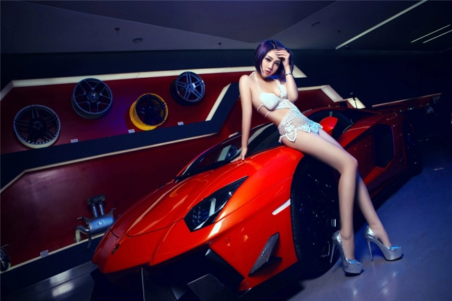 Chân dài sexy mặc áo lưới khoe thân bên lamborghini