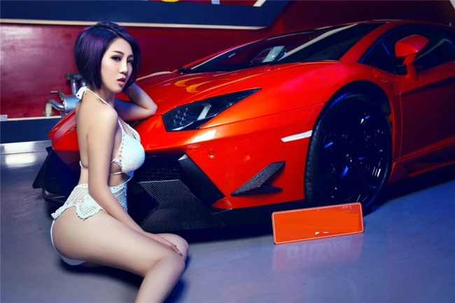 Chân dài sexy mặc áo lưới khoe thân bên lamborghini