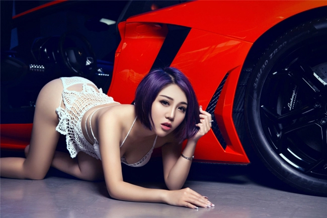 Chân dài sexy mặc áo lưới khoe thân bên lamborghini