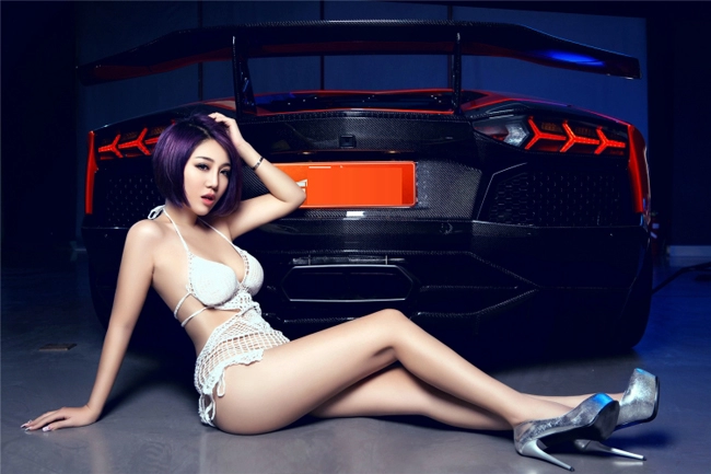 Chân dài sexy mặc áo lưới khoe thân bên lamborghini
