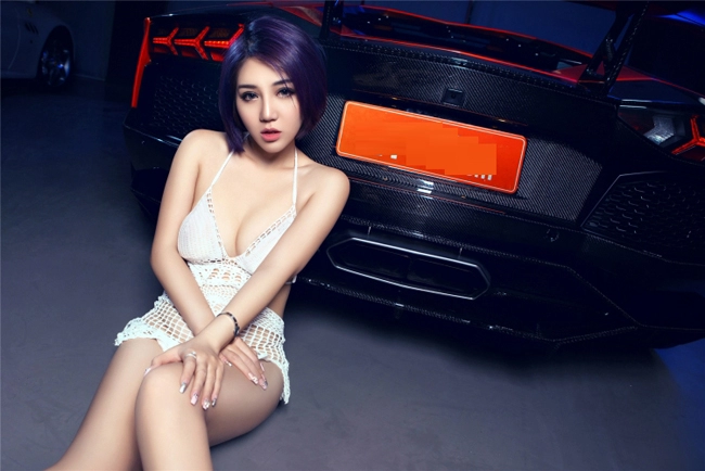 Chân dài sexy mặc áo lưới khoe thân bên lamborghini